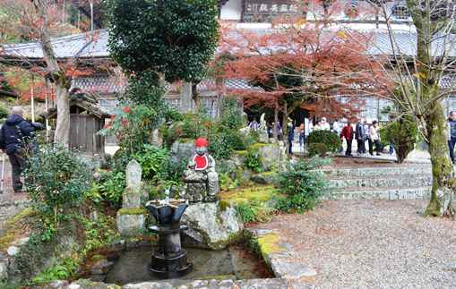 円通寺１９・本堂前の手水と地蔵.jpg