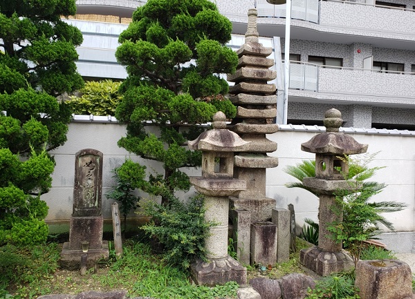 墨染寺１５・女郎塚と九層石塔.jpg