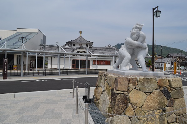 安土駅前３・力士の石像.jpg