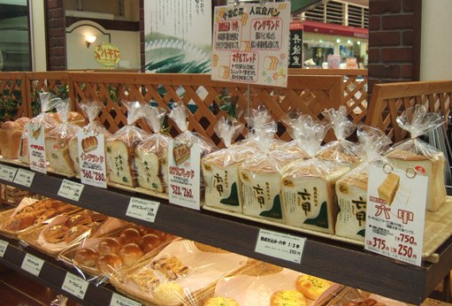 小麦の森・食パン棚.jpg