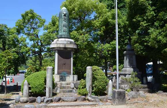 犬山神社５・忠魂碑、平和塔.JPG