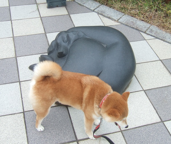 箕面彫刻１１・犬の夢ベンチ.jpg